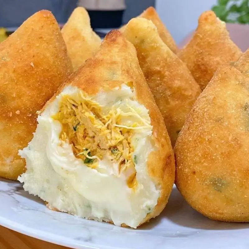 COXINHA DE FRANGO COM CATUPIRY