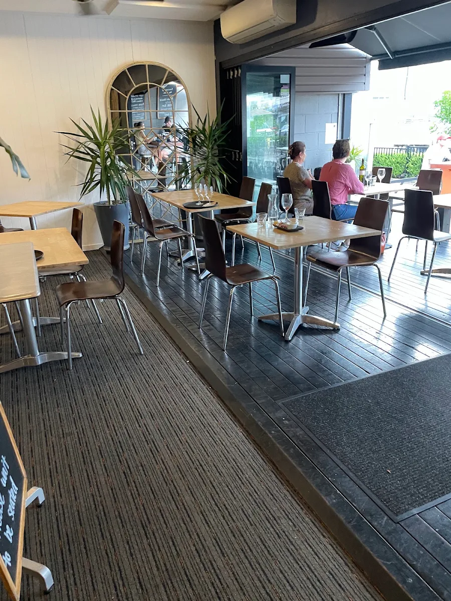 Vibe, Four Hands Tapas & Pizza Restaurant