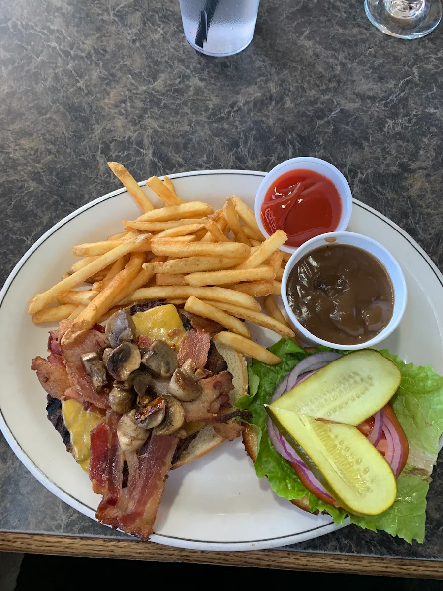 Food & drink, MacLeod's Restaurant & Lounge