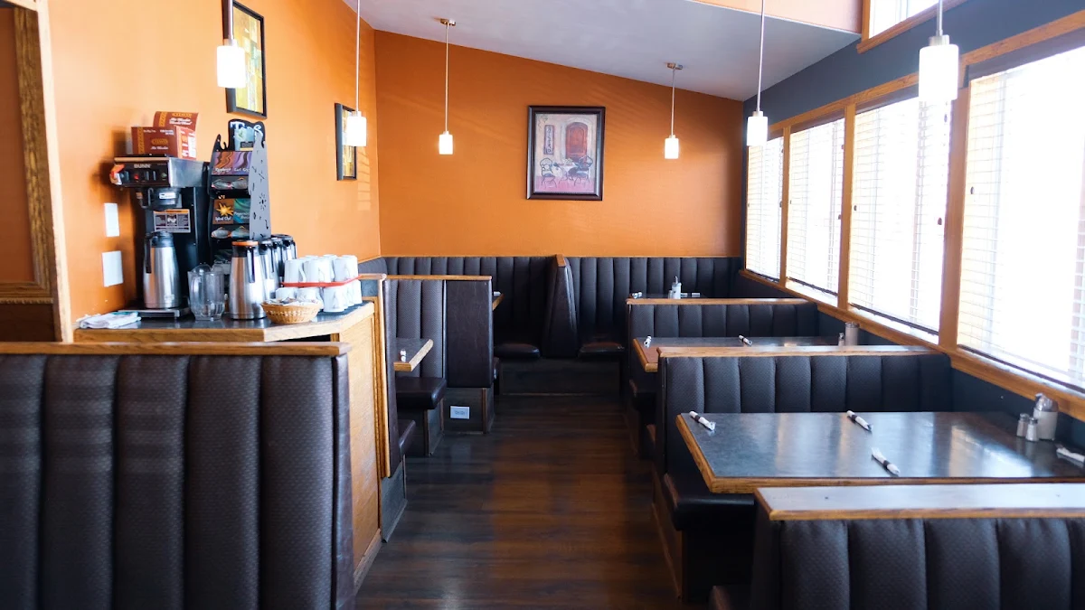 Vibe, MacLeod's Restaurant & Lounge