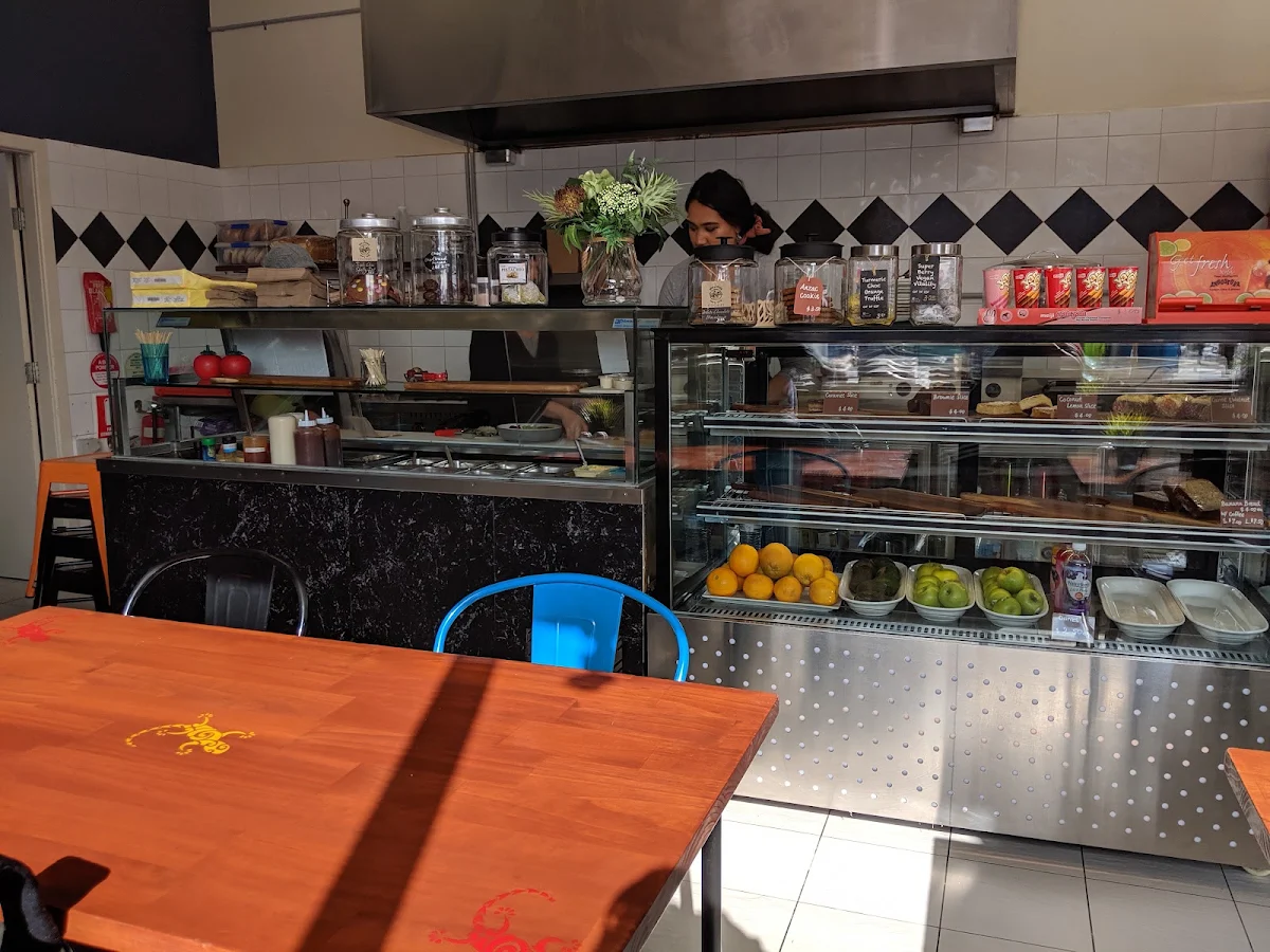 Vibe, Fernz Cafe