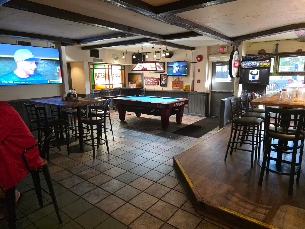 Vibe, Rose & Crown Restaurant & Pub