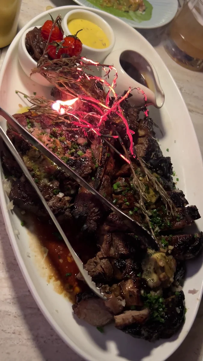 Food & drink, La Luna Beach Club