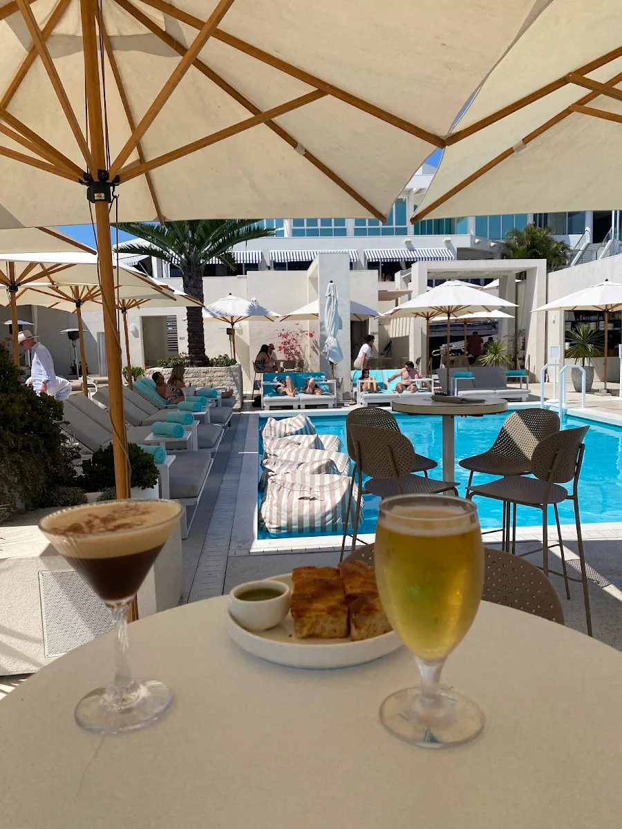 Food & drink, La Luna Beach Club