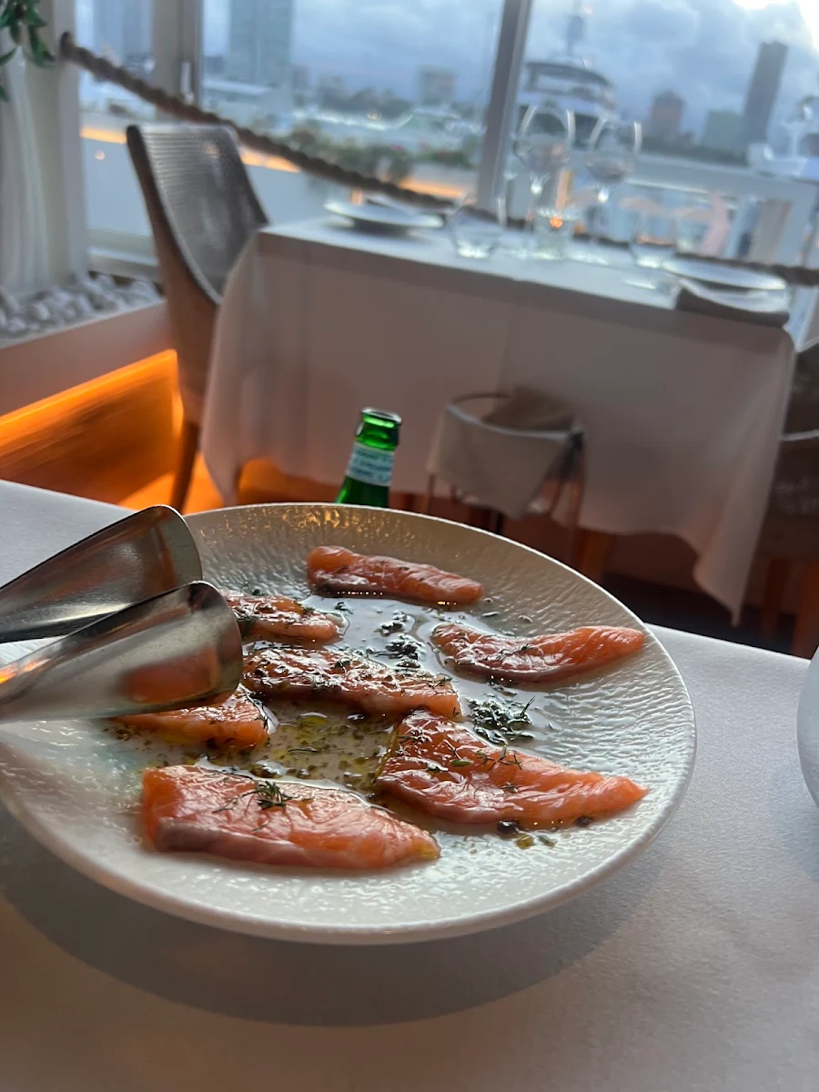 Food & drink, La Luna Beach Club