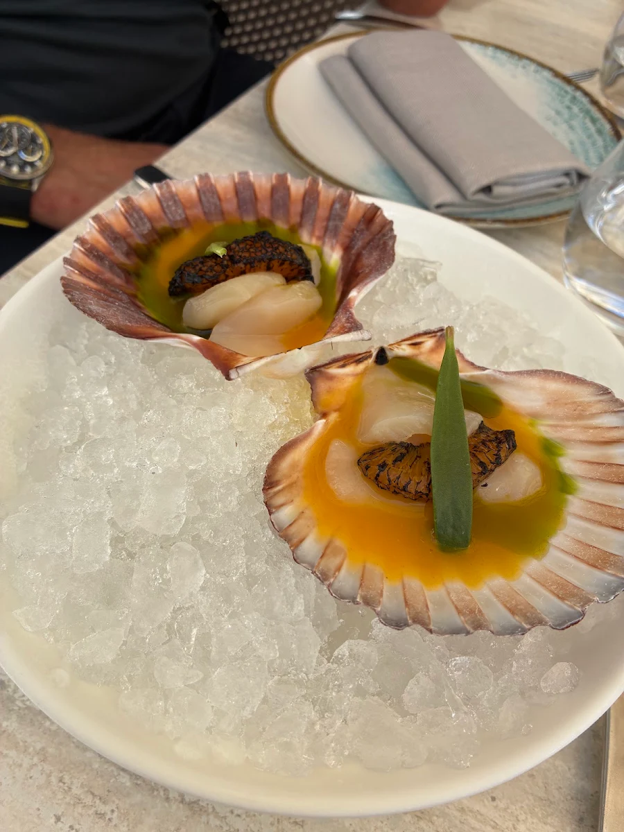 Food & drink, La Luna Beach Club