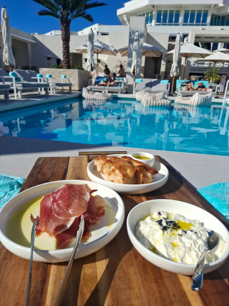Food & drink, La Luna Beach Club
