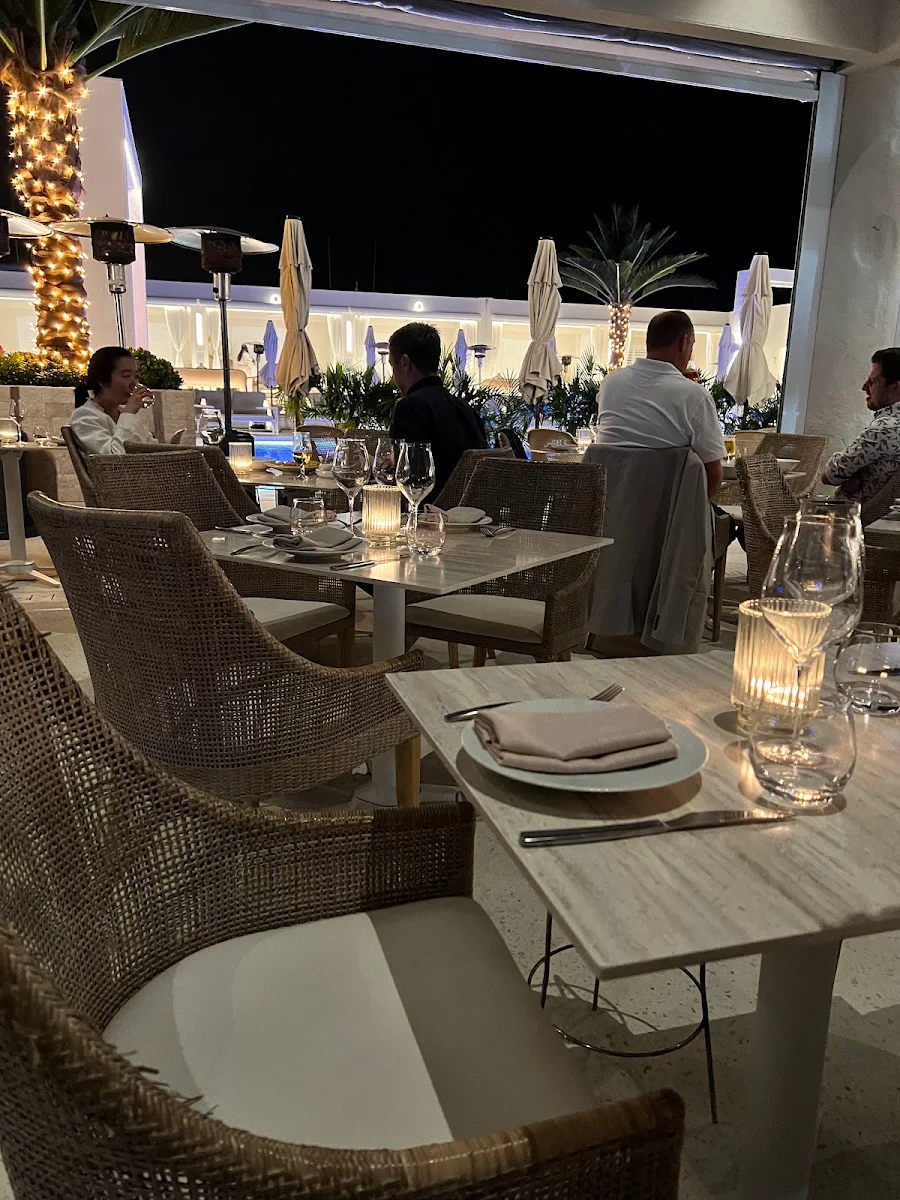 Vibe, La Luna Beach Club