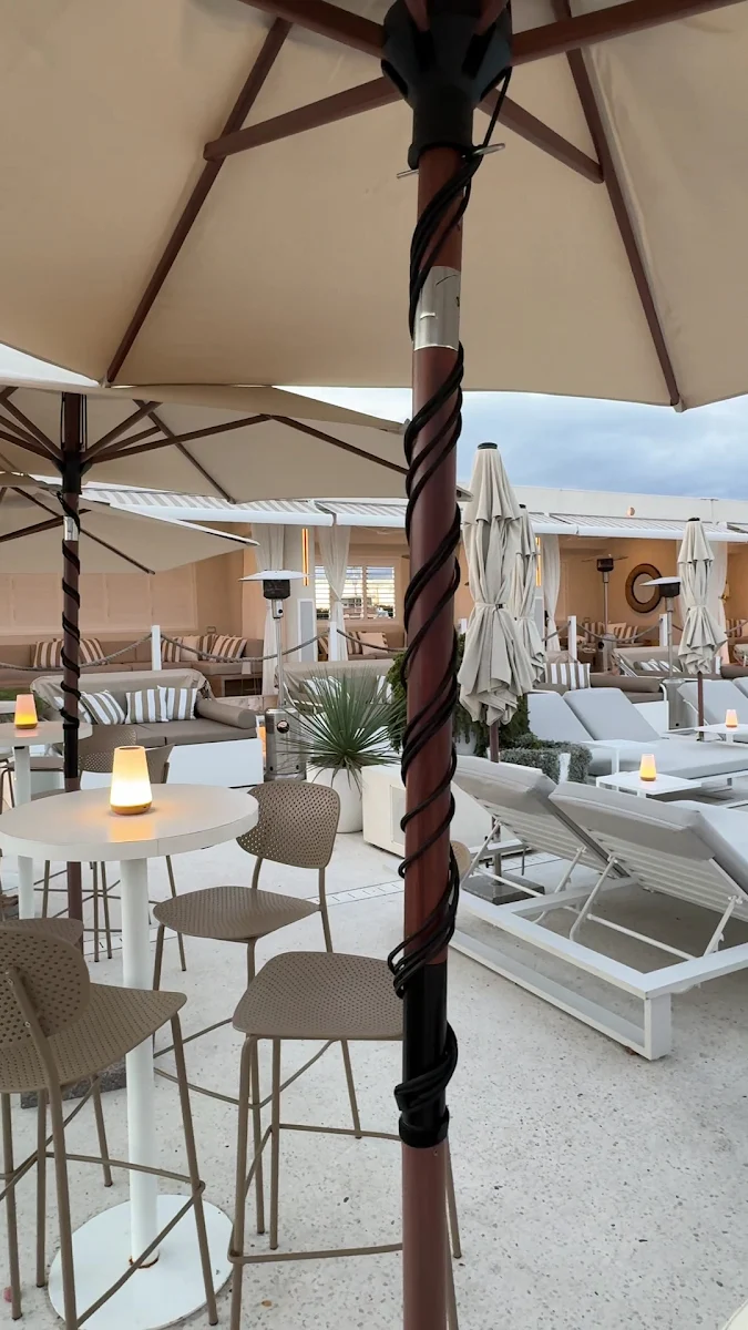 Vibe, La Luna Beach Club