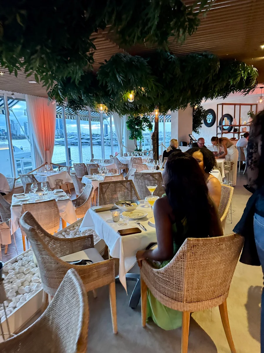Vibe, La Luna Beach Club