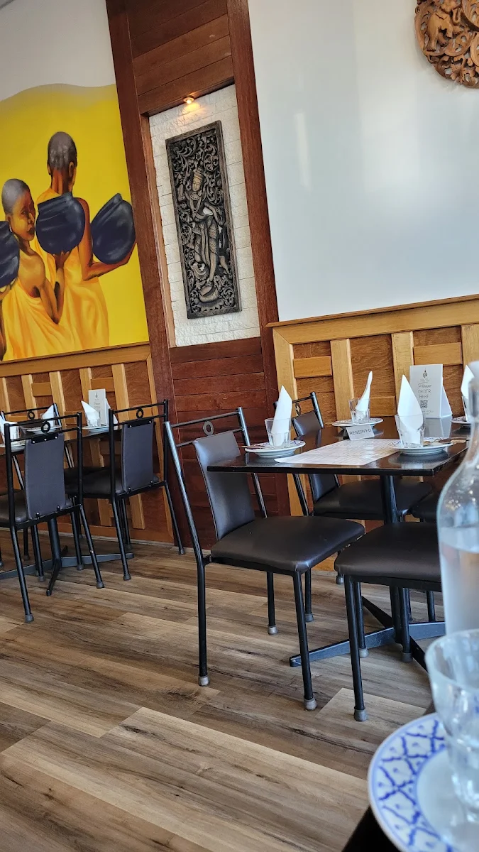Vibe, Ploy Thai
