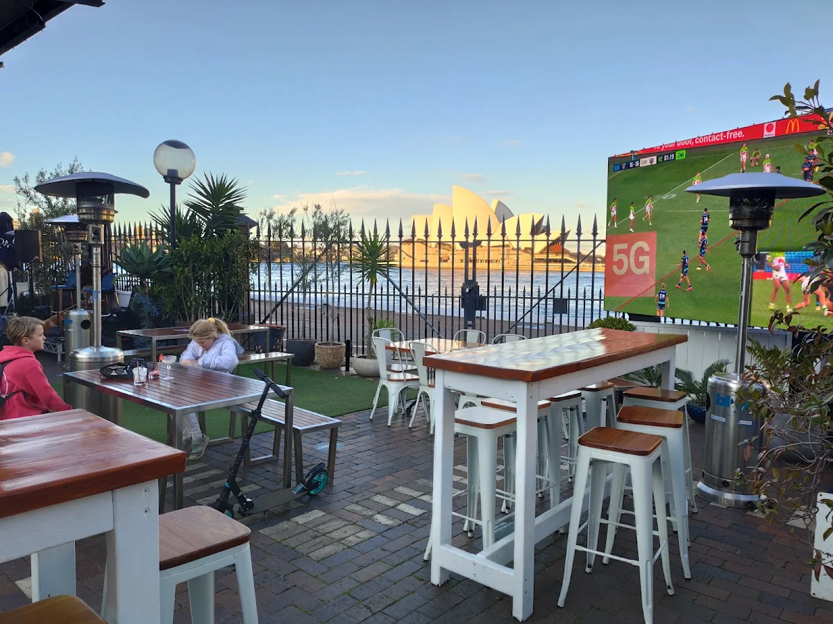 Vibe, Cruise Bar & Restaurant