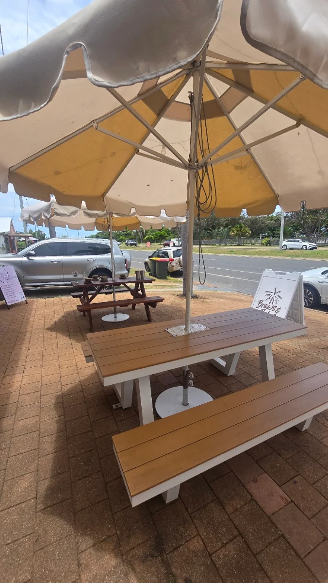 Vibe, Brews & Bites Beachside Cafe