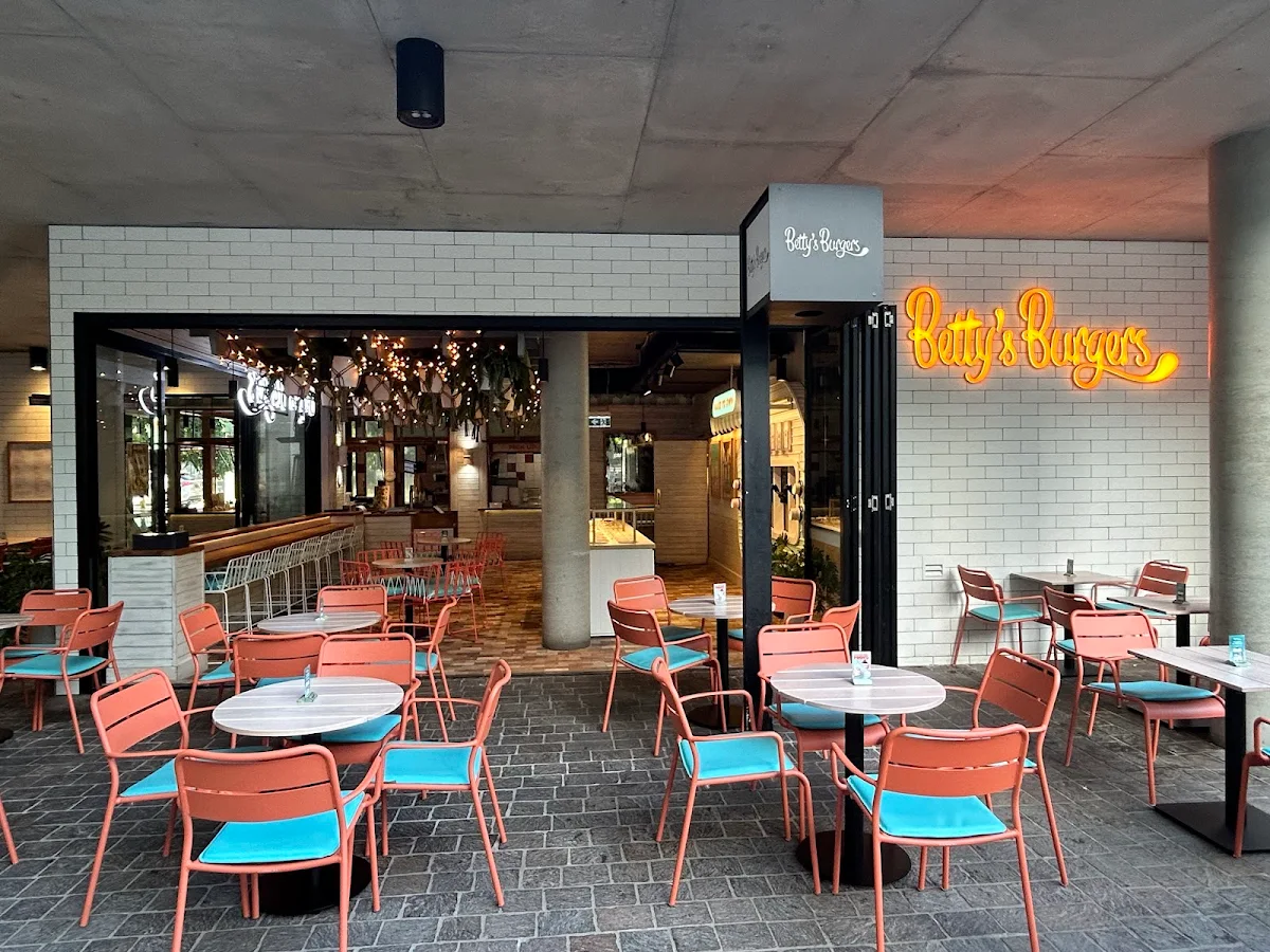 Vibe, Betty's Burgers
