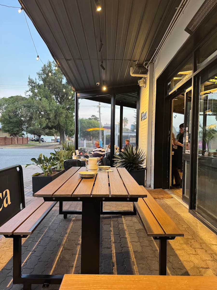 Vibe, Pizzaca Pizzeria & Bar