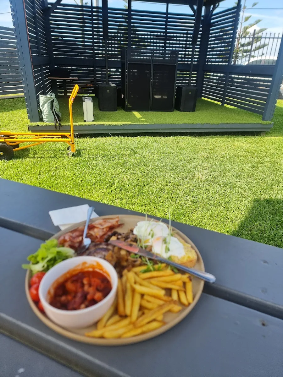 Food & drink, Club Windang
