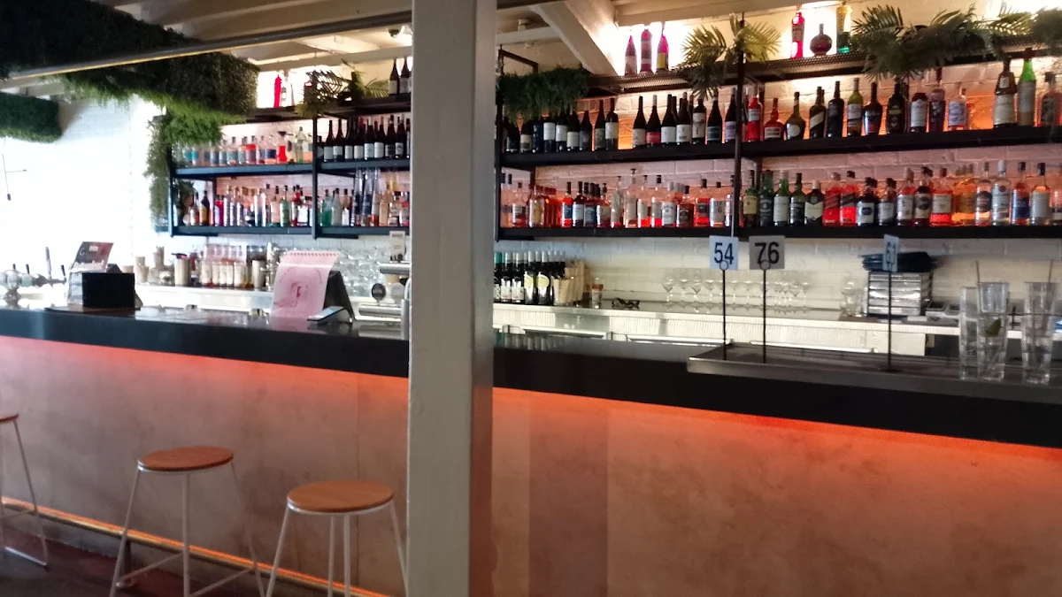 Vibe, Cargo Bar Pizza Lounge