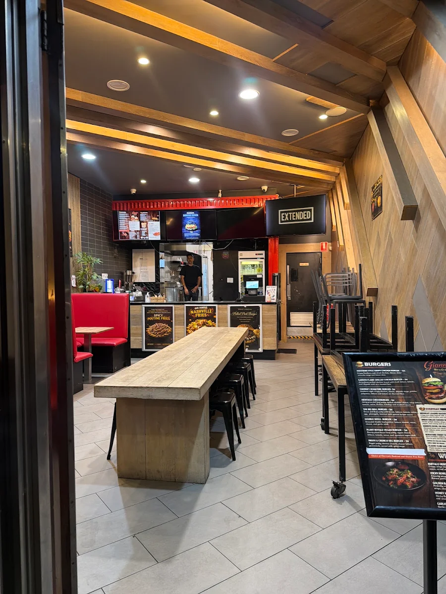 Vibe, Gianna’s bar&grill