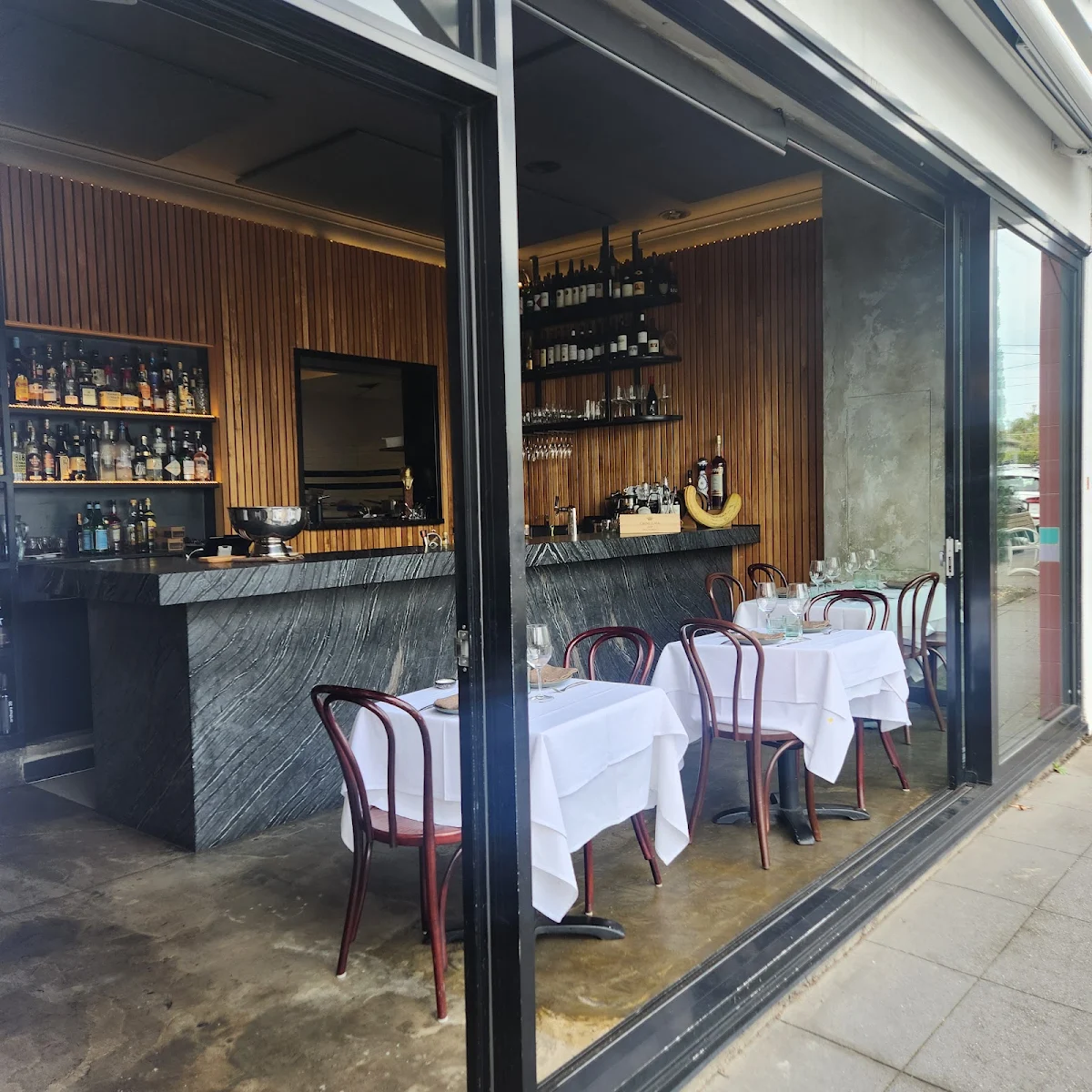 Vibe, Aromi Restaurant