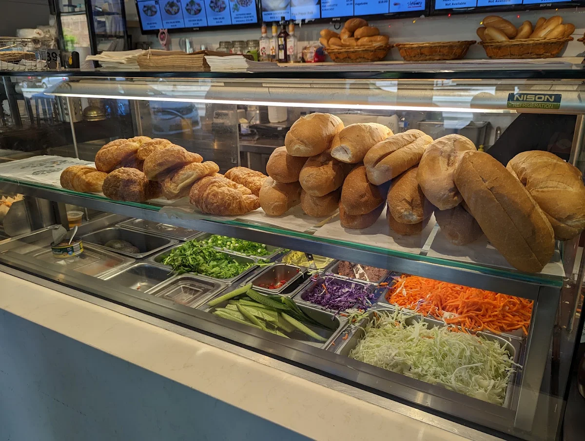 Vibe, Vintam's Café