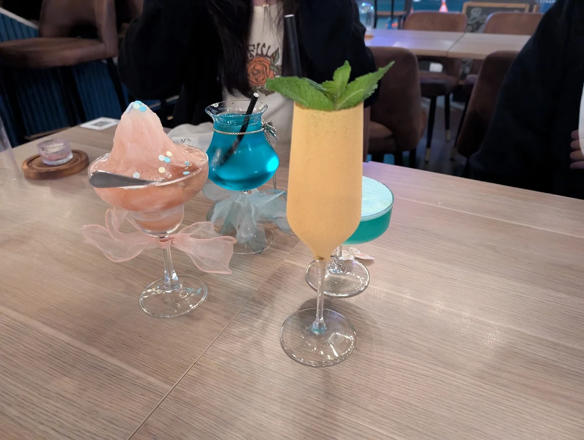Food & drink, Circles Bar & Restaurant