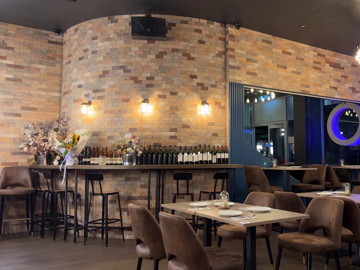 Vibe, Circles Bar & Restaurant