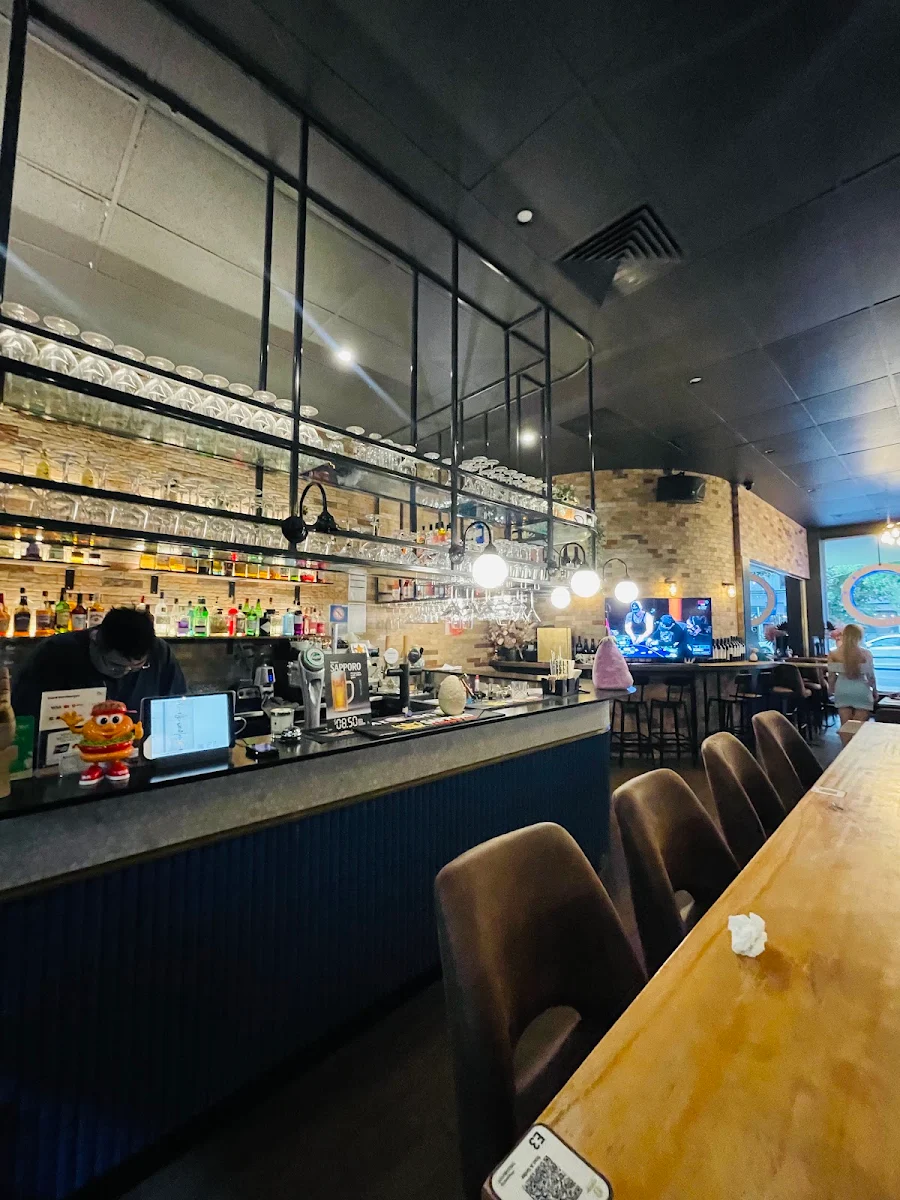 Vibe, Circles Bar & Restaurant