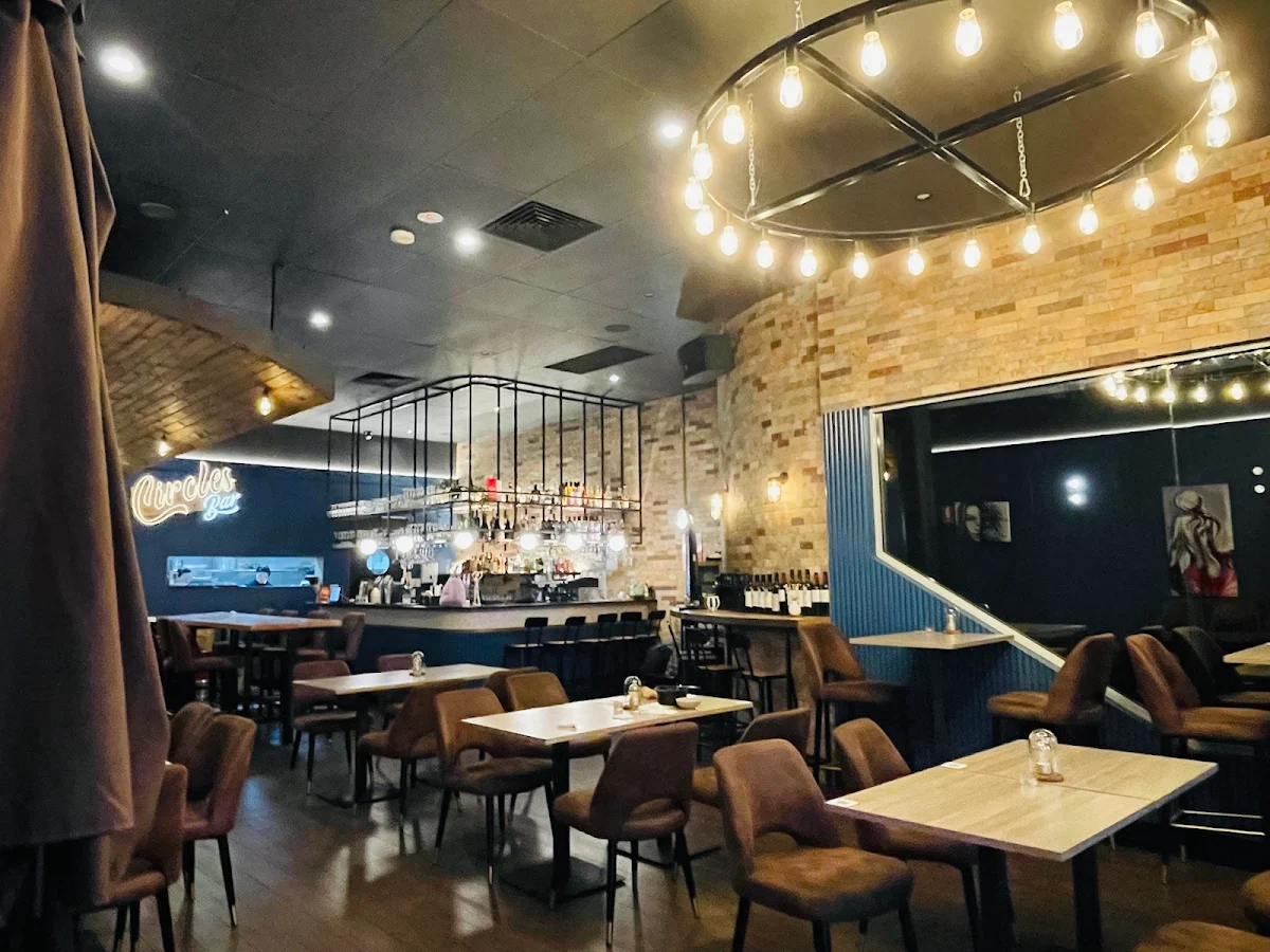 Vibe, Circles Bar & Restaurant