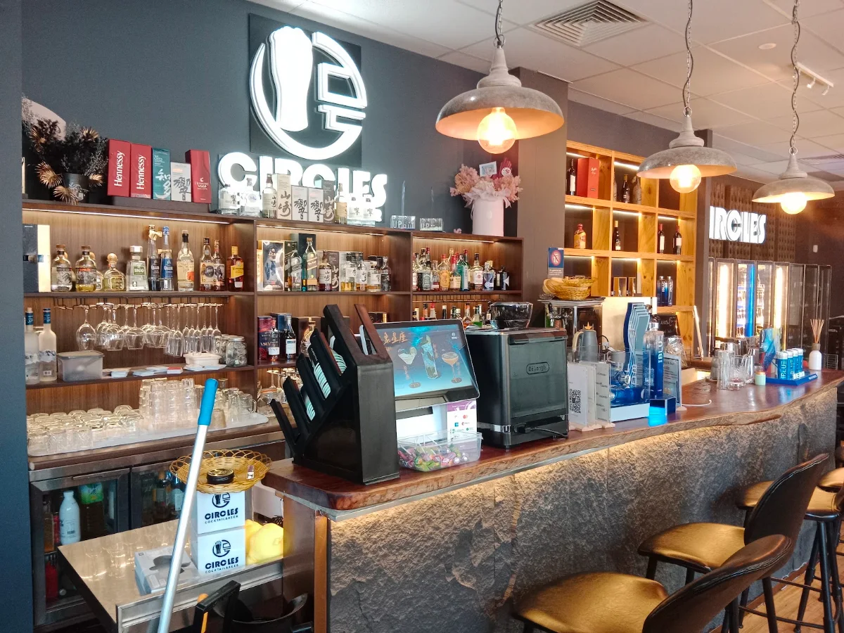 Vibe, Circles Bar & Restaurant