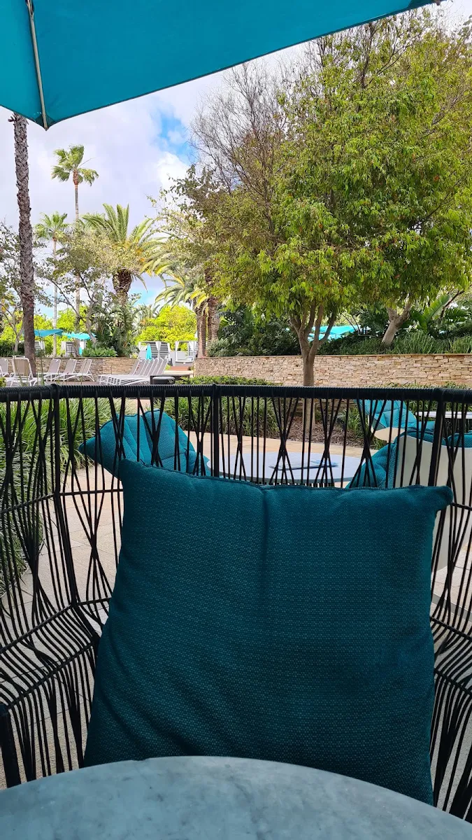 Vibe, Poolside Bar & Grill