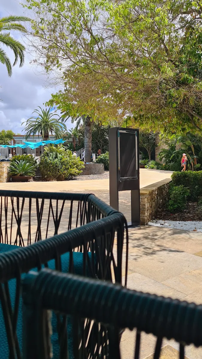Vibe, Poolside Bar & Grill