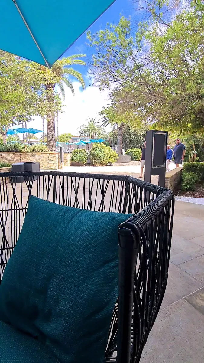 Vibe, Poolside Bar & Grill