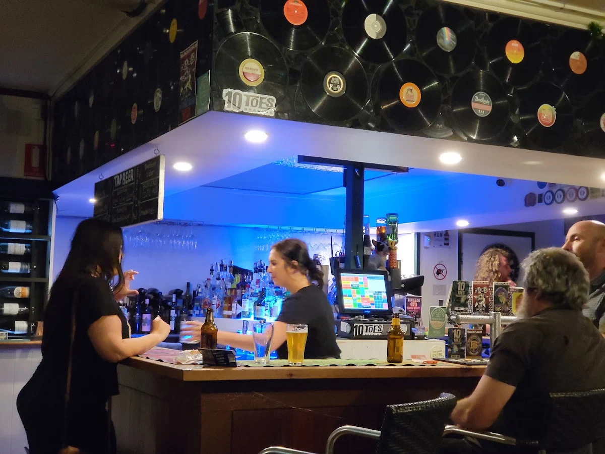 Vibe, Finbar's Lounge Bar