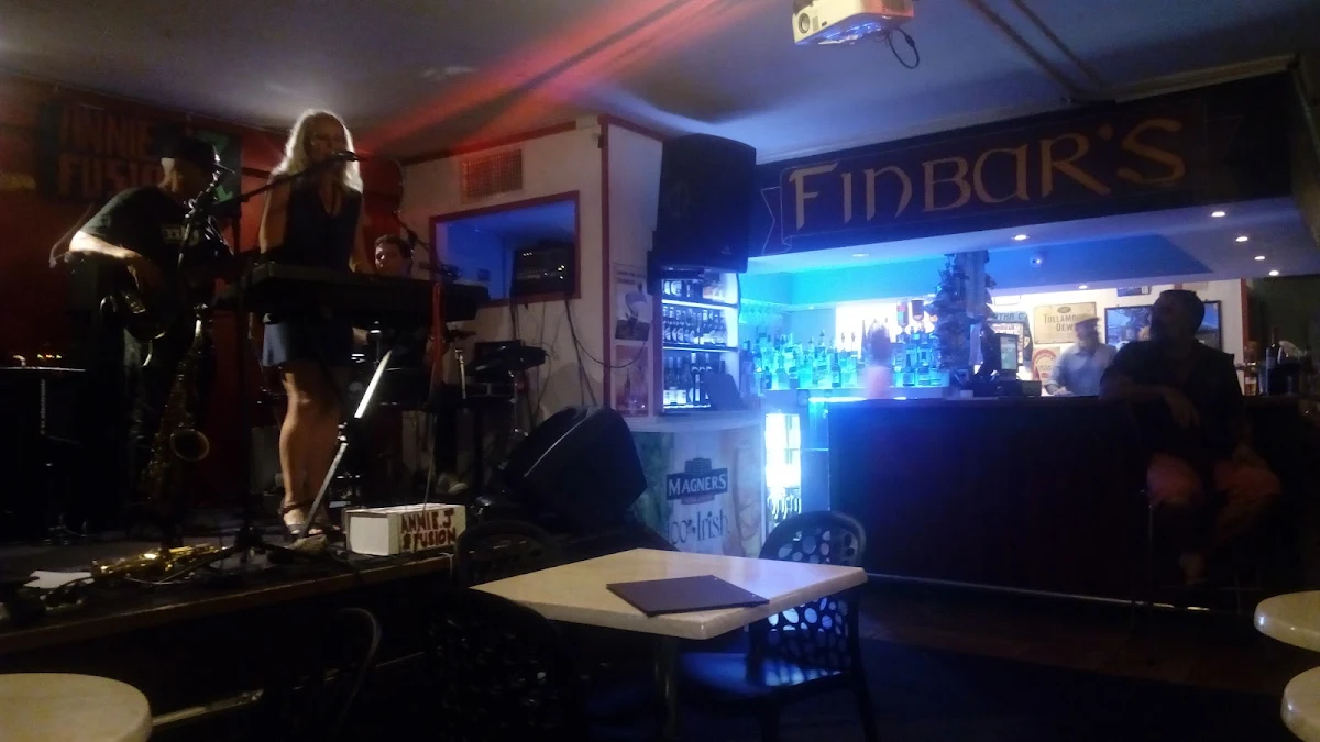 Vibe, Finbar's Lounge Bar