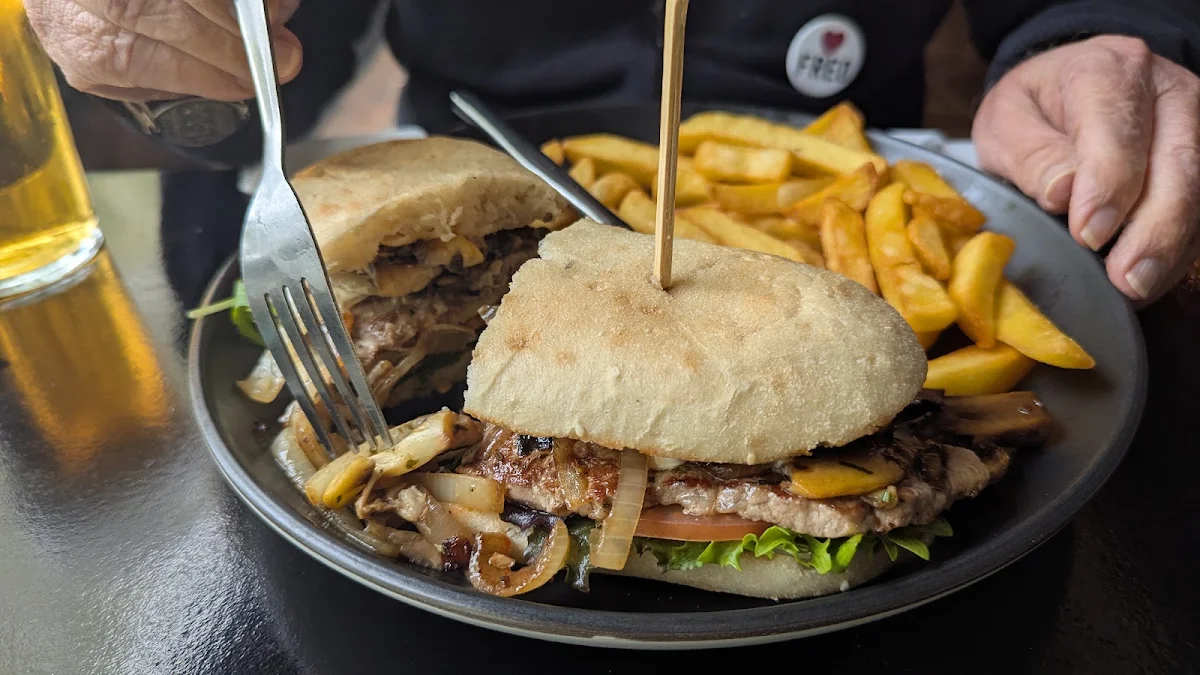 Food & drink, Bistro by the Dam