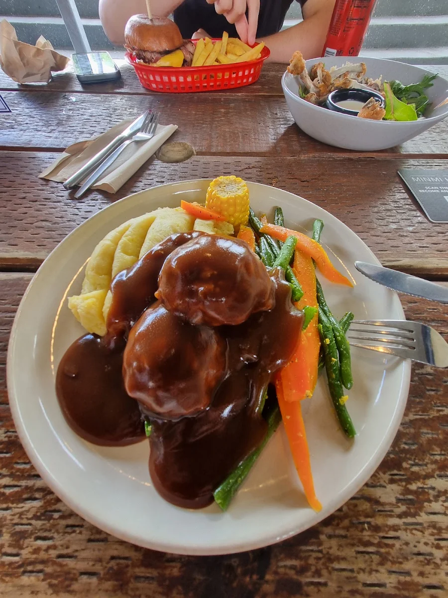 Food & drink, Minmi Hotel