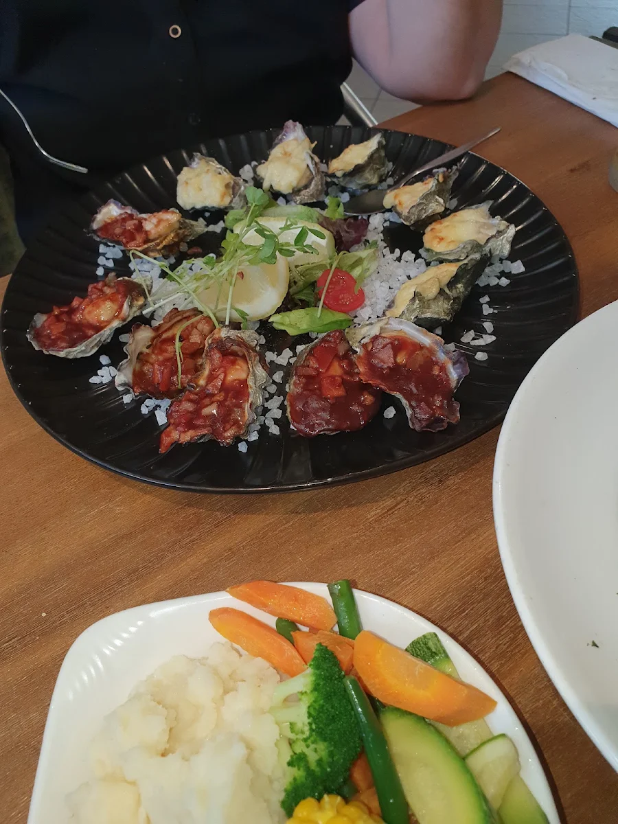 Food & drink, Minmi Hotel