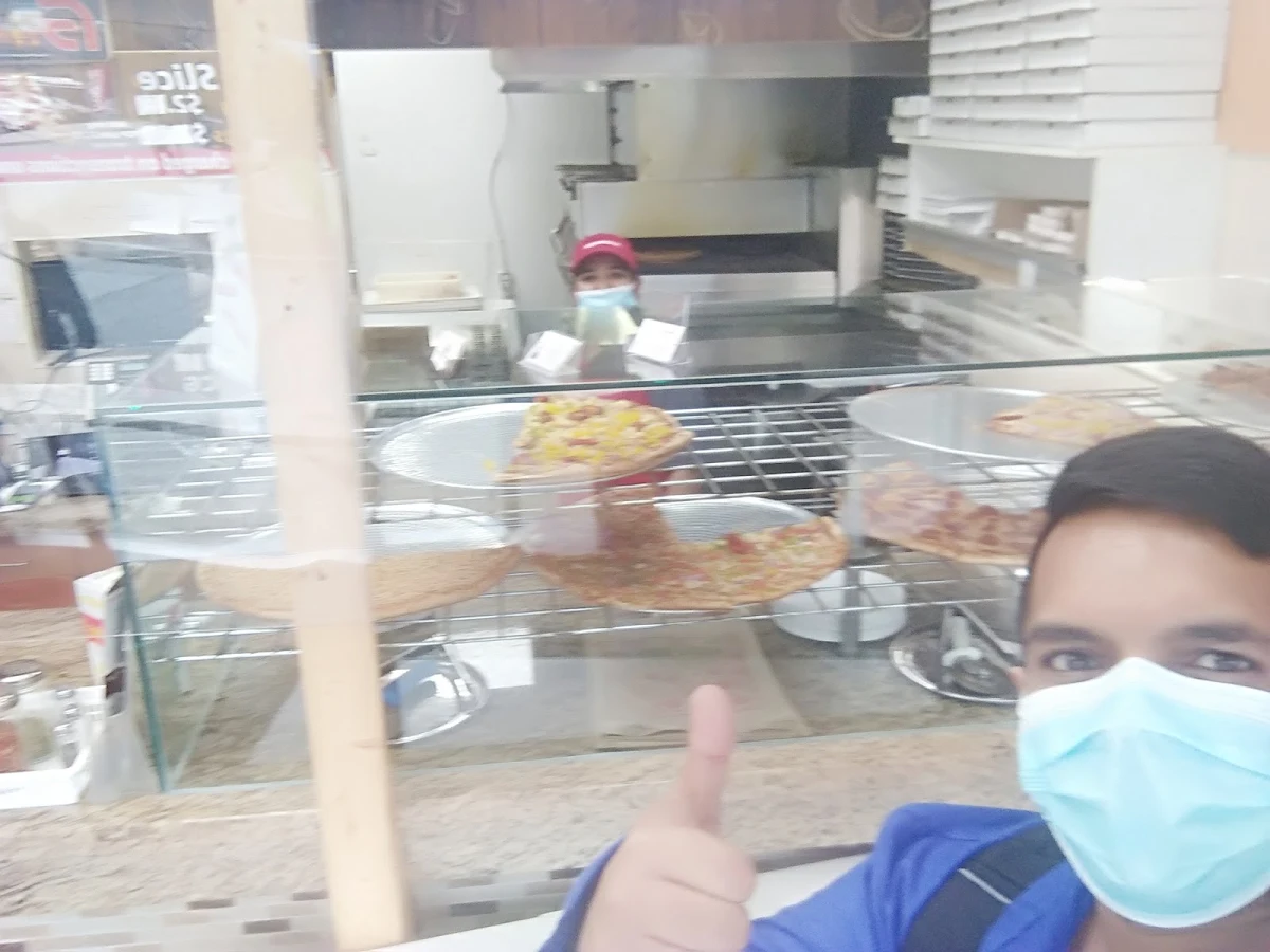 Vibe, Moga's Pizza