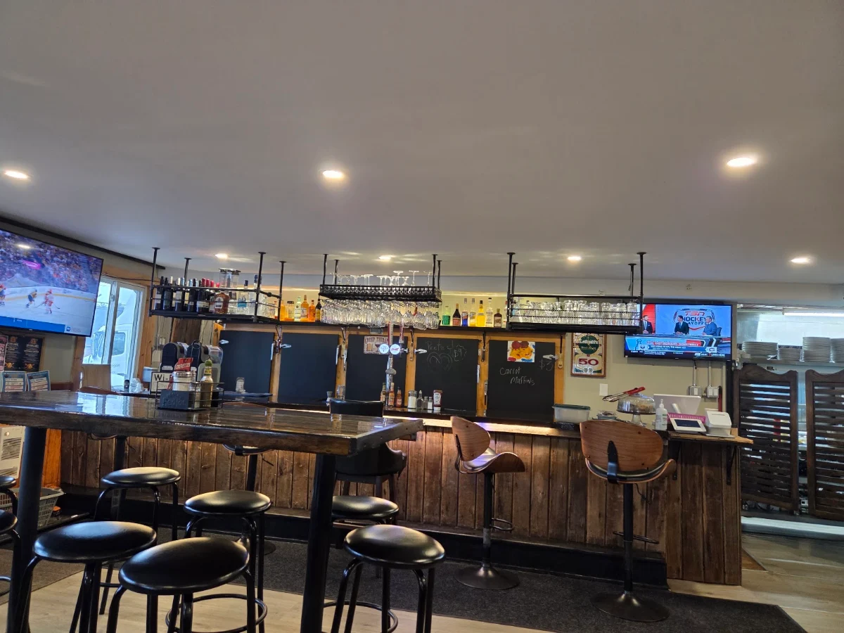 Vibe, Scooters Bar & Grill