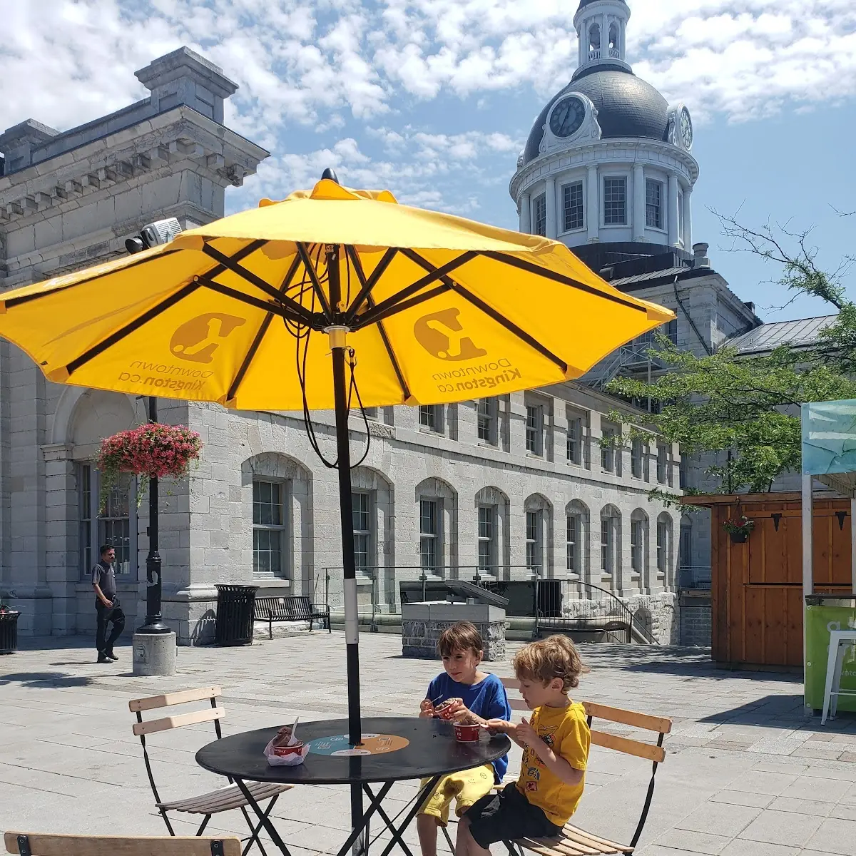 Vibe, BeaverTails- Queues de Castor (Kingston Market St.)