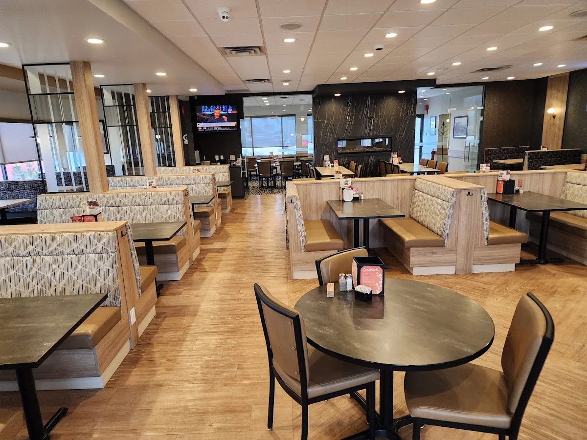 Vibe, Smitty's Restaurant & Lounge - Winnipeg Regent