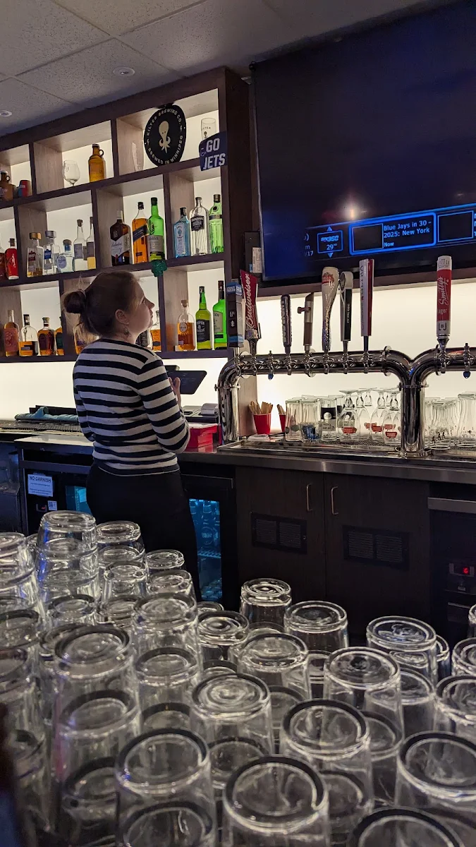 Vibe, Smitty's Restaurant & Lounge - Winnipeg Regent