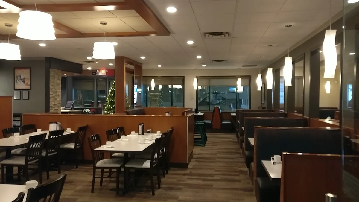 Vibe, Smitty's Restaurant & Lounge - Winnipeg Regent