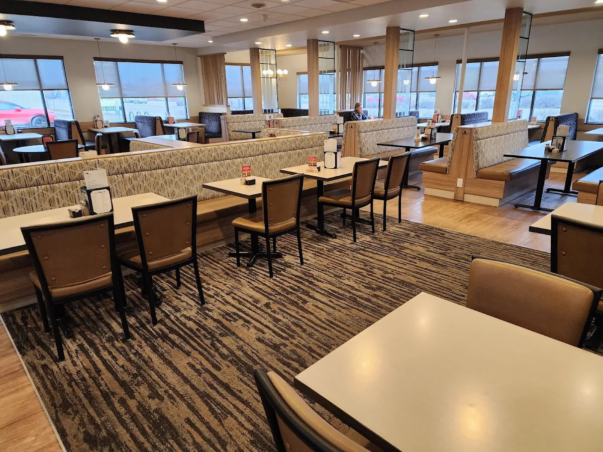 Vibe, Smitty's Restaurant & Lounge - Winnipeg Regent