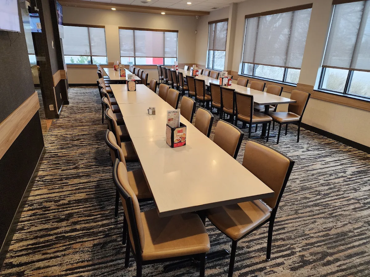 Vibe, Smitty's Restaurant & Lounge - Winnipeg Regent