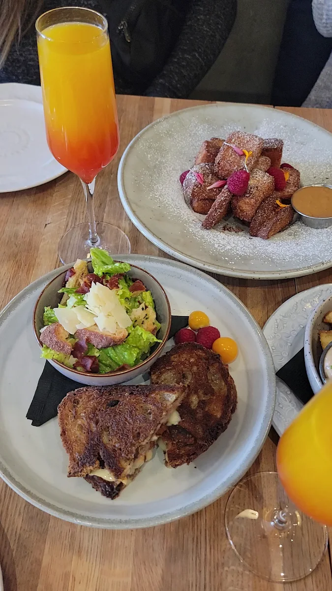 Food & drink, ēst Restaurant