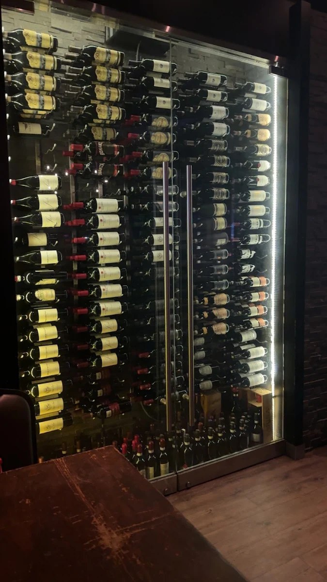 Vibe, Romano's Restaurant