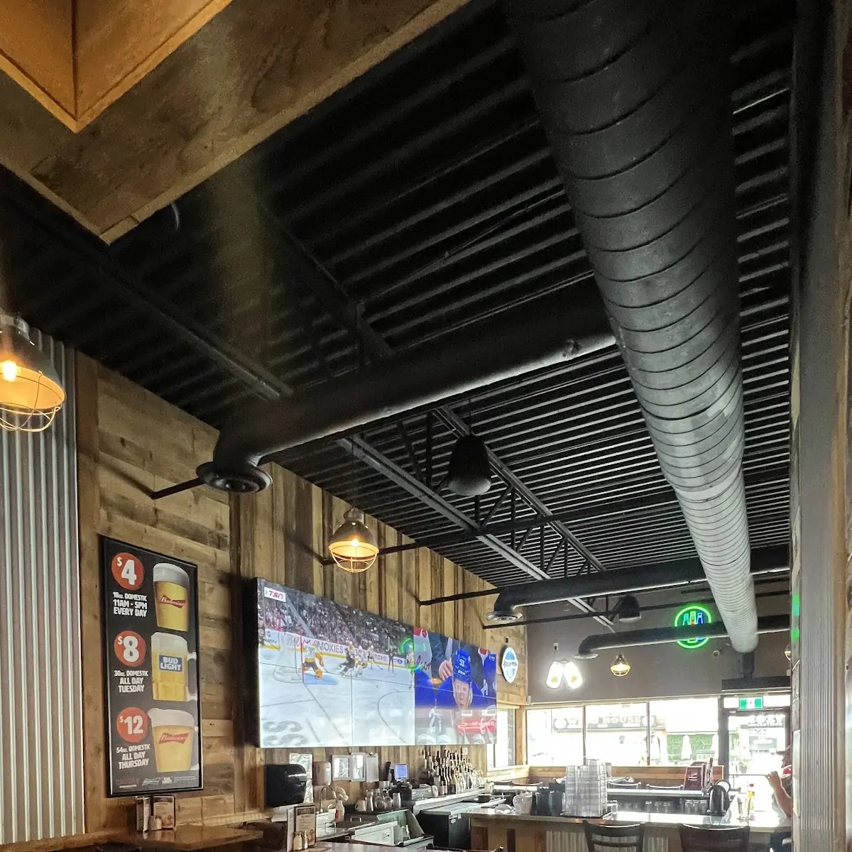 Vibe, Chuck's Roadhouse Bar and Grill