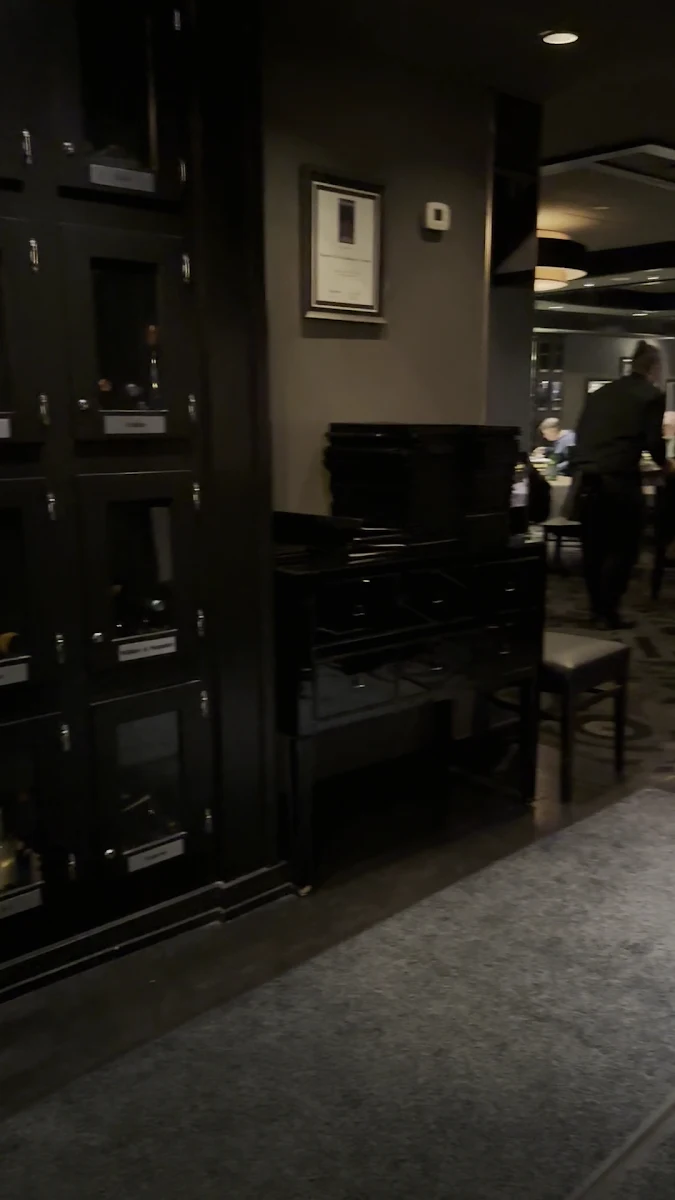 Vibe, Morton's The Steakhouse