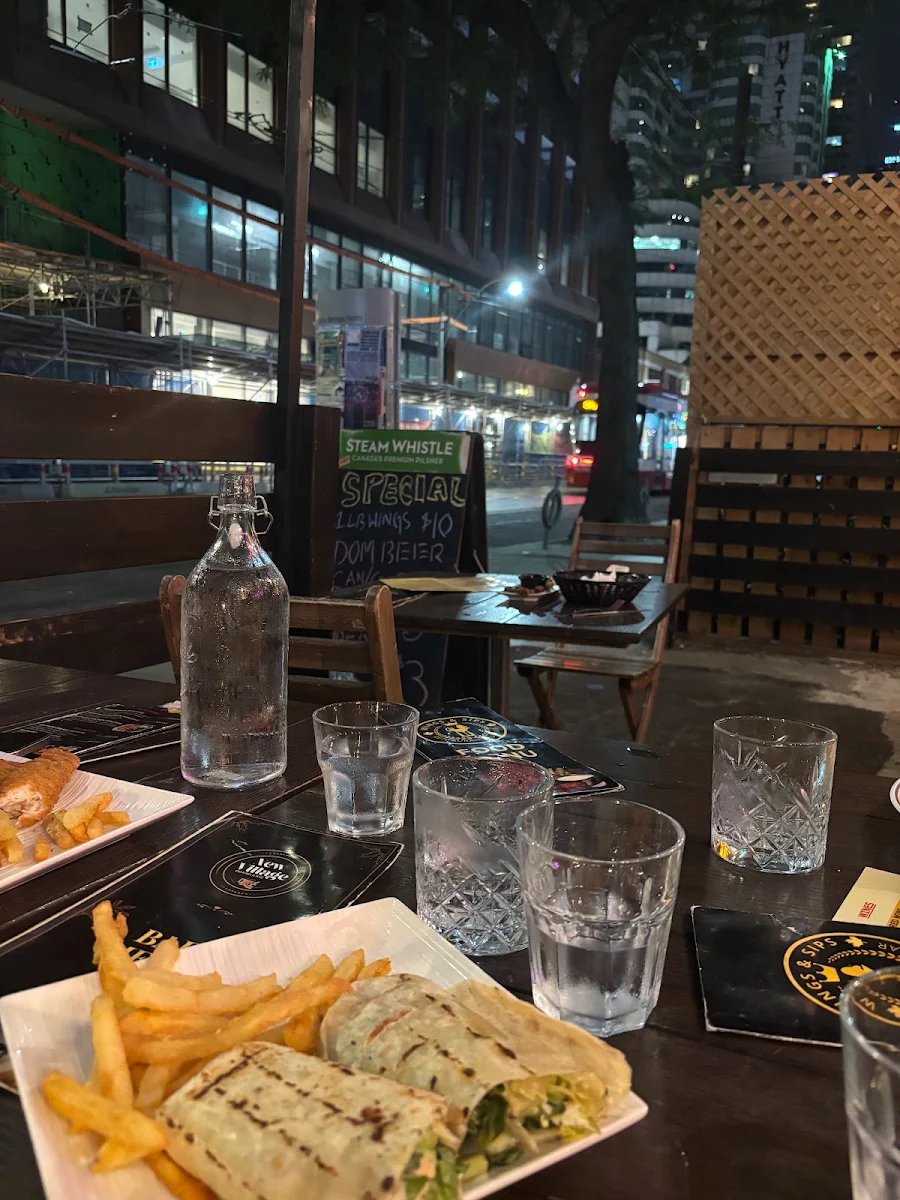 Food & drink, Wings & Sips